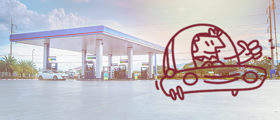 Campaña "Tráete a un amigo" de Regal Ilustración de una persona en un coche en una gasolinera